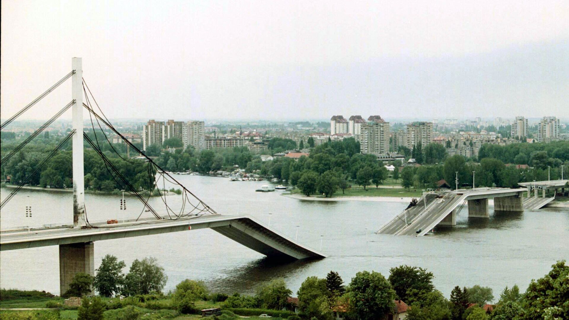 Разрушенный в результате авиаударов НАТО мост в городе Нови-Сад, Югославия. Май 1999 - РИА Новости, 1920, 31.10.2019