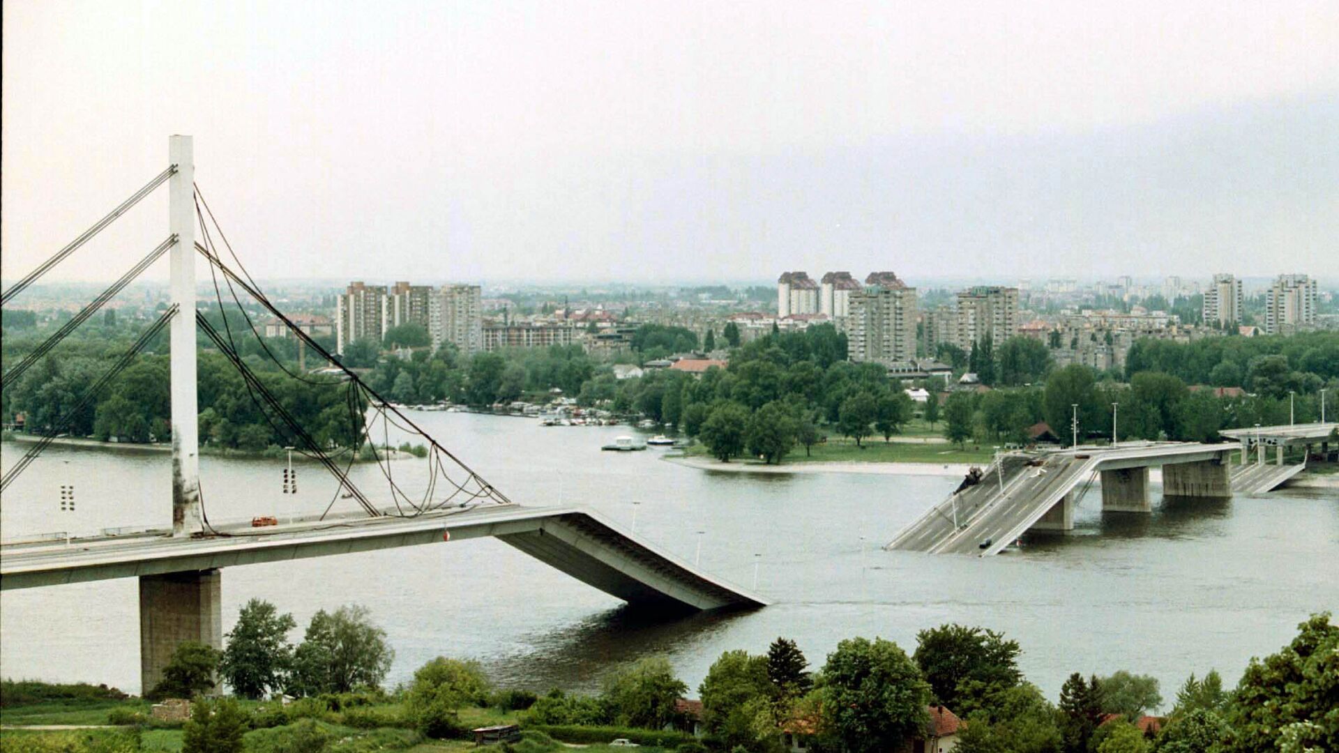 Разрушенный в результате авиаударов НАТО мост в городе Нови-Сад, Югославия. Май 1999 - РИА Новости, 1920, 25.03.2024