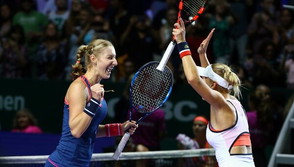 Екатерина Макарова и Елена Веснина празднуют победу в итоговом турнире Женской теннисной ассоциации (WTA) в Сингапуре. 30 октября 2016