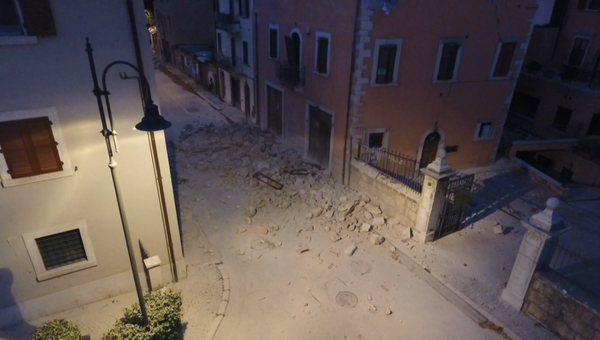 Разрушенные здания и пустынные улицы – последствия землетрясения в Италии