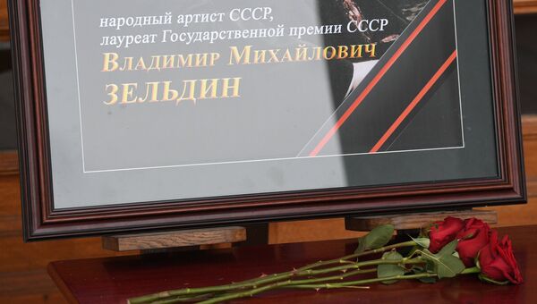 Цветы у театра Советской Армии в Москве в память об актере Владимире Зельдине