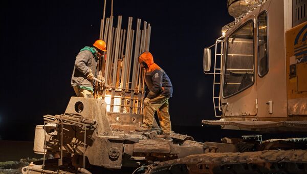 Рабочие проводят сварочные работы в ходе строительства моста через Керченский пролив в Крыму. Архивное фото