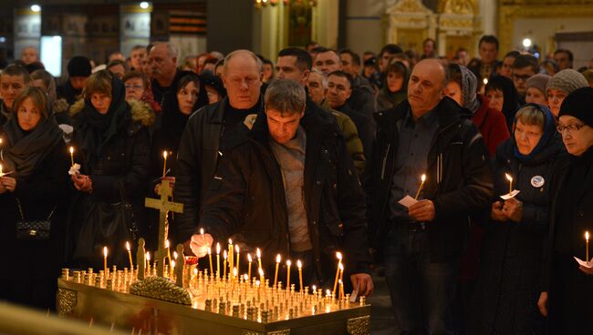 Панихида по погибшим в авиакатастрофе лайнера А321 в Египте в годовщину трагедии в Свято-Троицком Измайловском соборе Петербурга