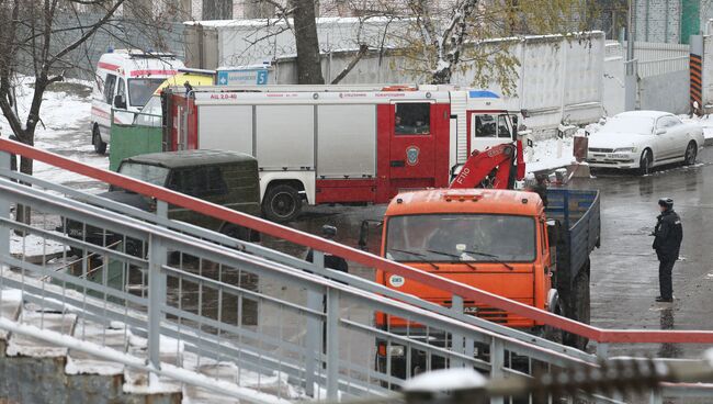 Автомобили МЧС и скорой помощи у въезда на территорию станции Чухлинка в Москве. 31 октября 2016