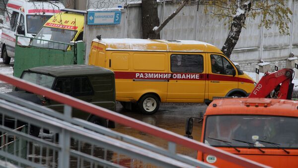 Сотрудники правоохранительных органов и экстренных служб работают на железнодорожной станции Чухлинка на юго-востоке Москвы, где в грузовом вагоне были обнаружены мины и взрыватели