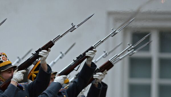 Военнослужащие Президентского полка во время церемонии развода пеших и конных караулов на Соборной площади Московского Кремля. Архивное фото