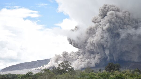 Извержение вулкана Синабунг на острове Суматра в Индонезии.Архивное фото