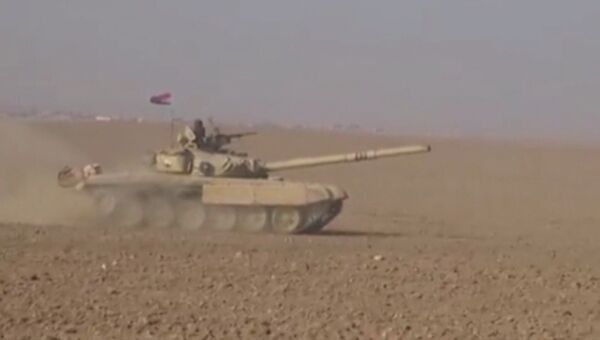 Иракские военные на танках и БТР атаковали позиции боевиков возле Мосула