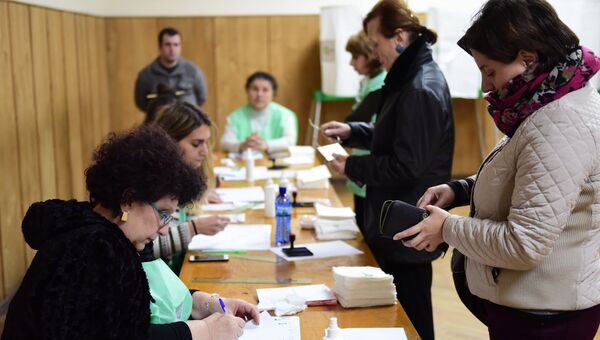 Избиратели голосуют во время второго тура парламентских выборов на одном из избирательных участков в Тбилиси. Архивное фото