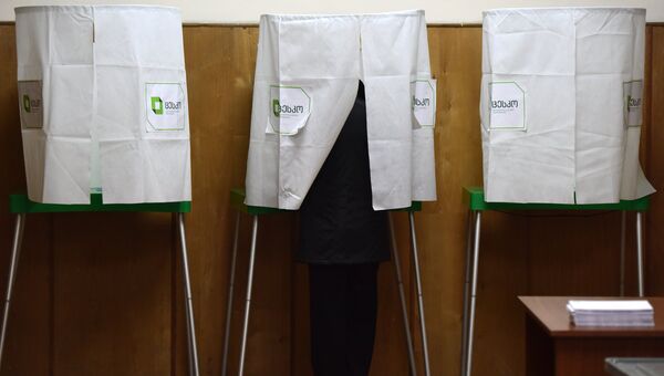 Избиратели голосуют во время второго тура парламентских выборов на одном из избирательных участков в Тбилиси. Архивное фото
