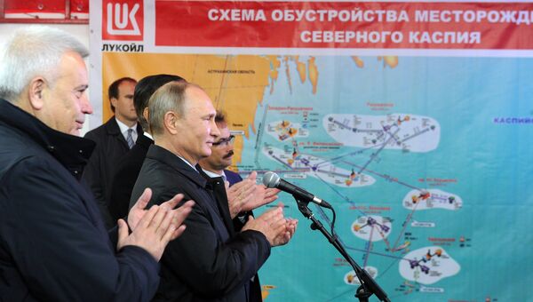 Владимир Путин на церемонии ввода в эксплуатацию нефтяного месторождения в Астрахани. 31 октября 2016