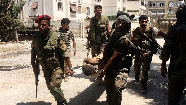 Бойцы сирийской армии выносят раненого. Архивное фото
