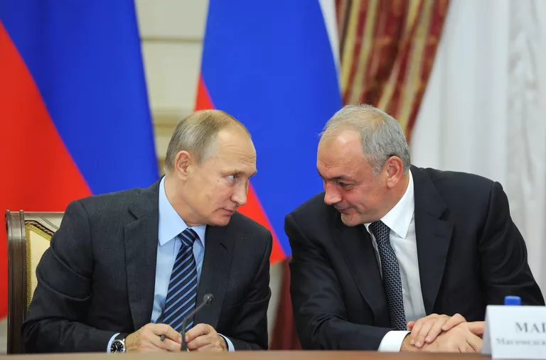 Президент РФ Владимир Путин и заместитель руководителя администрации президента РФ Магомедсалам Магомедов на заседании Совета по межнациональным отношениям в Астрахани. 31 октября 2016 Президент РФ Владимир Путин и заместитель руководителя администрации президента РФ Магомедсалам Магомедов на заседании Совета по межнациональным отношениям в Астрахани. 31 октября 2016