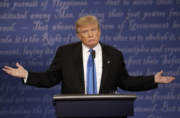Кандидат в президенты США Дональд Трамп во время третьих теледебатов Кандидат в президенты США Дональд Трамп во время третьих теледебатов