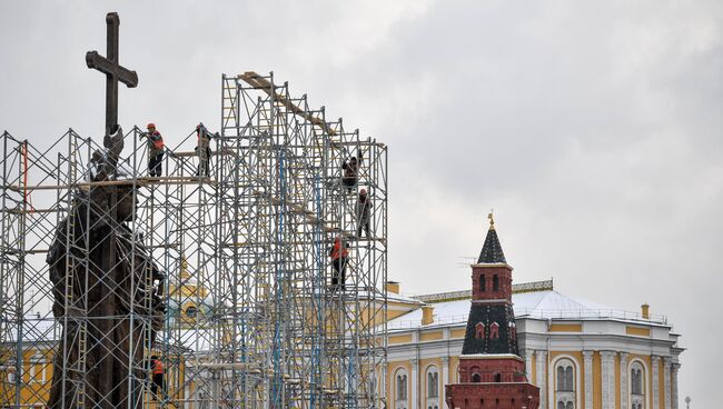 Демонтаж строительных лесов около памятника князю Владимиру на Боровицкой площади