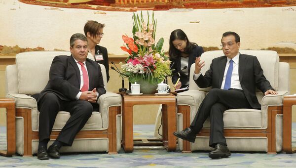 Министр экономики и энергетики Германии Зигмар Габриэль и премьер-министр Китая Ли Кэцян во время встречи в Пекине