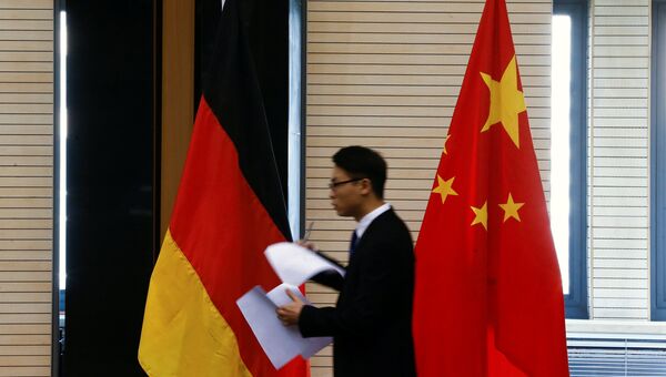 Флаги Германии и Китая во время визита немецкой делегации во главе с министром экономики и энергетики Германии Зигмаром Габриэлем в Пекин. 1 ноября 2016