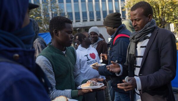 Раздача еды в лагере мигрантов в районе Сталинград в Париже. 31 октября 2016
