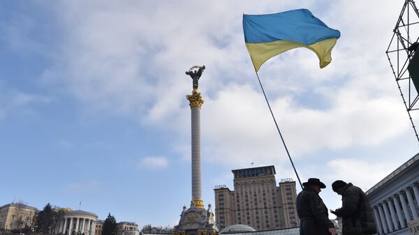 Активисты с украинским флагом на площади Независимости в Киеве. Архивное фото