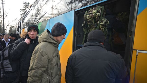 Призывники в украинскую армию в одном из пунктов призыва в Киеве