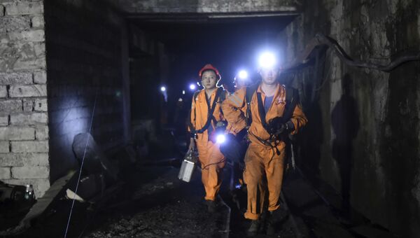 Спасатели на угольной шахте в городе Лайсу в муниципалитете Чунцин в Китае. 31 октября 2016
