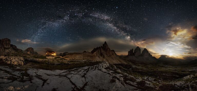 Работа фотографа из Италии Ivan Pedretti Galaxy Dolomites, занявшая третье место в категории Природа на фотоконкурсе Siena International Photography Awards