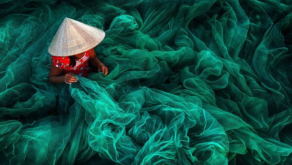 Работа фотографа из Малайзии Danny Yen Sin Wong Phan Rang Fishing Net Making, занявшая первое место в категории Open colour на фотоконкурсе Siena International Photography Awards