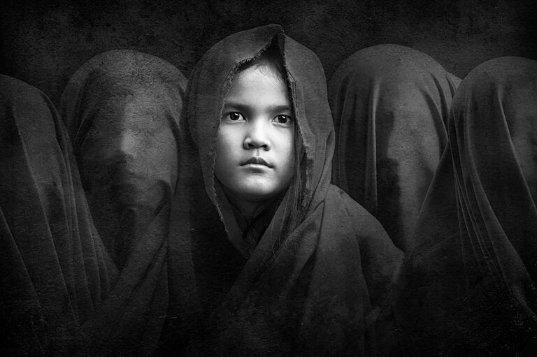 Работа фотографа из Индонезии Arief Siswandhono Secret Sisters, занявшая третье место в категории  Open Monochrome на фотоконкурсе Siena International Photography Awards