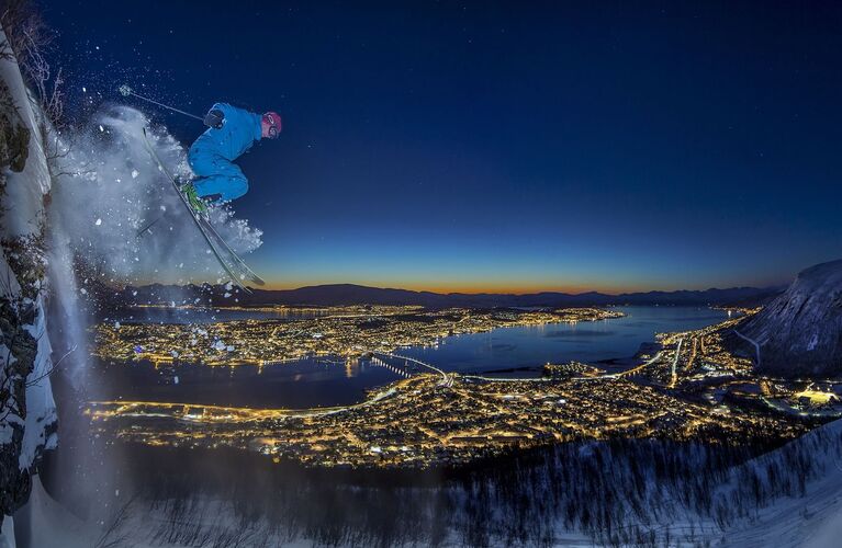 Работа фотографа из Норвегии Audun Rikardsen Arctic Urban Skiing, занявшая первое место в категории Спорт на фотоконкурсе Siena International Photography Awards