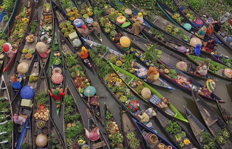 Работа фотографа из Индонезии Antonius Andre Tjiu Floating Market, занявшая третье место в категории Путешествия на фотоконкурсе Siena International Photography Awards