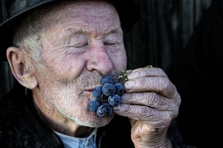 Работа фотографа из Италии Gianluca De Bartolo Joy of a farmer, занявшая первое место в категории Вино на фотоконкурсе Siena International Photography Awards