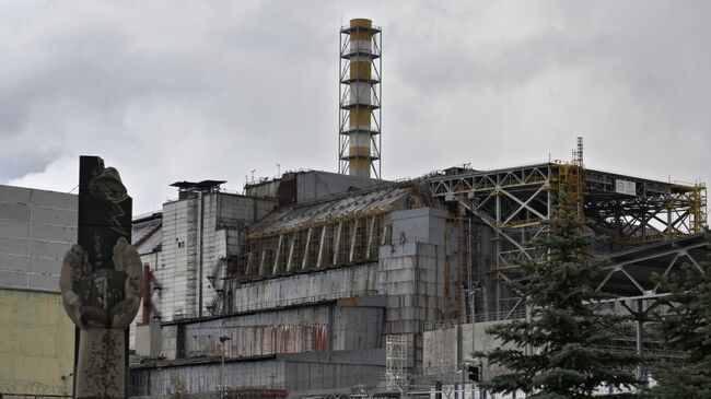 Саркофаг на энергоблоке Чернобыльской атомной электростанции. Архивное фото