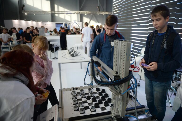 Участники и гости чемпионата рабочих профессий WorldSkills Hi-Tech-2016 в Екатеринбурге