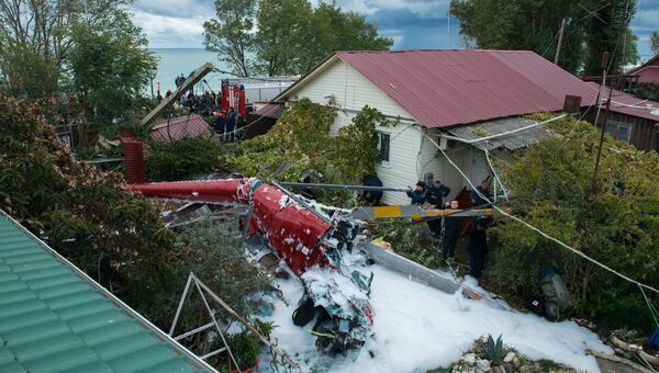 В Сочи вертолет упал на частный дом В Сочи вертолет упал на частный дом