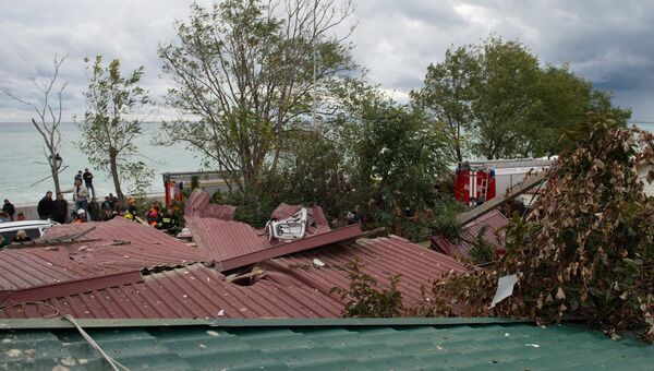 Место падения вертолета на крышу частного жилого дома в Адлерском районе Сочи