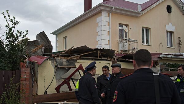 Сотрудники правоохранительных органов у места падения вертолета на крышу частного жилого дома в Адлерском районе Сочи