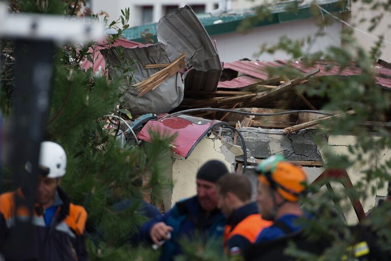 Обломки вертолета, упавшего на крышу частного жилого дома, в Адлерском районе Сочи