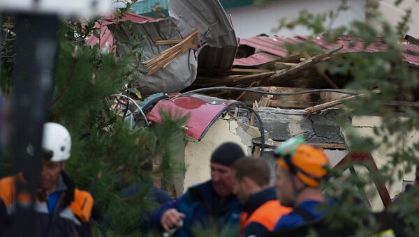 Обломки вертолета, упавшего на крышу частного жилого дома, в Адлерском районе Сочи