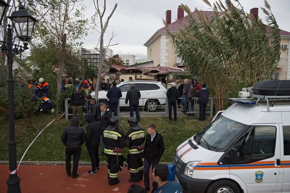 Сотрудники МЧС России у места падения вертолета на крышу частного жилого дома в Адлерском районе Сочи