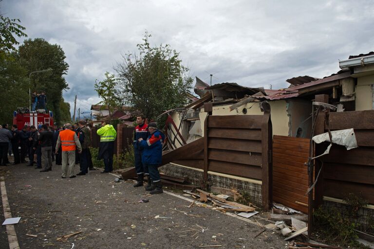 Место падения вертолета на крышу частного жилого дома в Адлерском районе Сочи