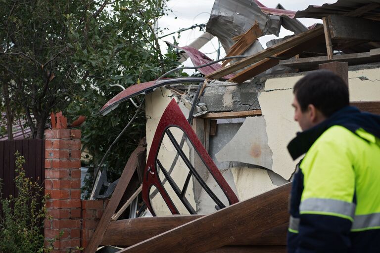 Обломки вертолета, упавшего на крышу частного жилого дома, в Адлерском районе Сочи