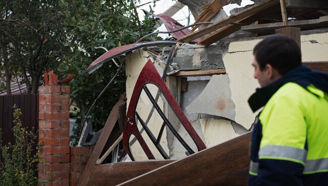 Обломки вертолета, упавшего на крышу частного жилого дома, в Адлерском районе Сочи