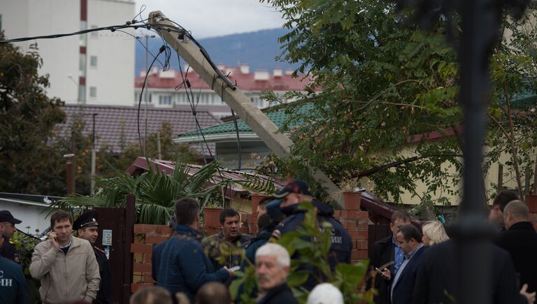 Место падения вертолета на крышу частного жилого дома в Адлерском районе Сочи