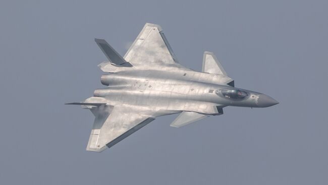 Китайский истребитель пятого поколения J-20 на авиакосмическом салоне Airshow China-2016 в городе Чжухай