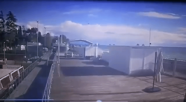 Момент падения вертолета в Сочи Момент падения вертолета в Сочи