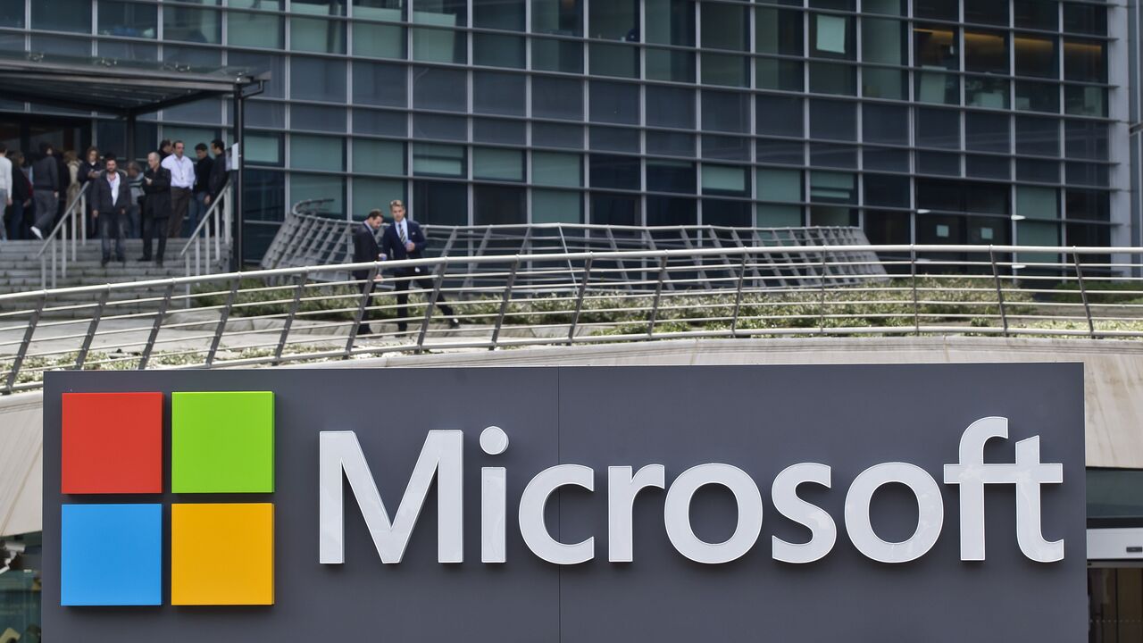 Microsoft продолжает продлевать корпоративные лицензии в России, хотя обещала этого не делать