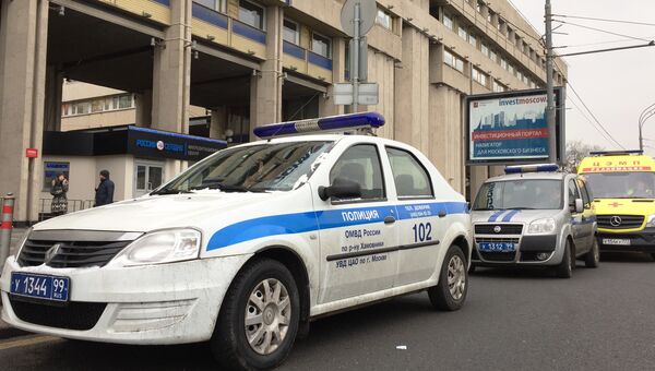 Оперативные службы проверяют звонок о бомбе на Зубовском бульваре, 4 в центре Москвы