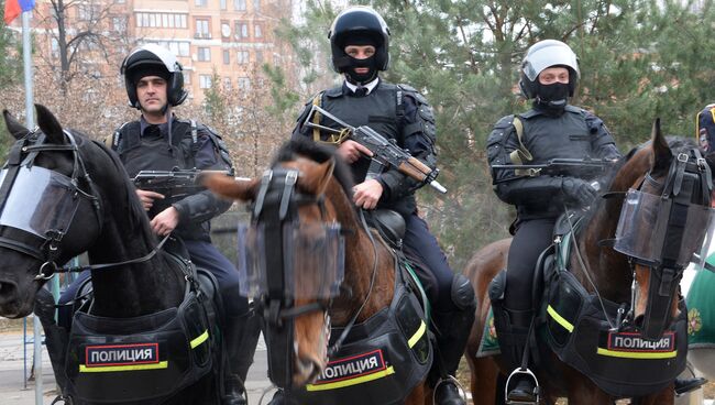 Сотрудники правоохранительных органов 1-го Оперативного полка полиции ГУ МВД РФ по городу Москве. Архивное фото