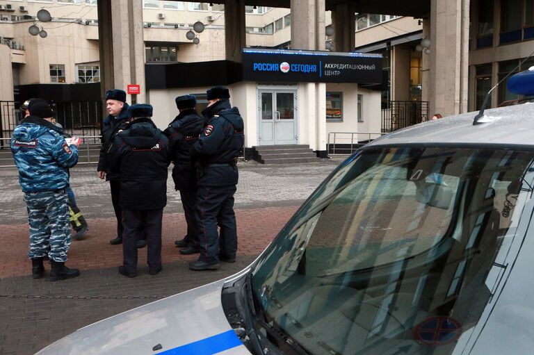 Оперативные службы проверяют звонок о бомбе на Зубовском бульваре, 4 в центре Москвы Оперативные службы проверяют звонок о бомбе на Зубовском бульваре, 4 в центре Москвы