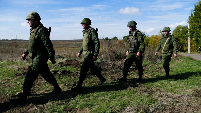 Бойцы подразделений Донецкой народной республики (ДНР) в селе Петровское во время отвода сил. Архивное фото